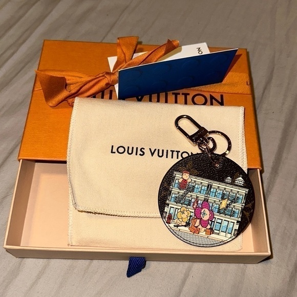 NWT Louis Vuitton 2022 Holiday Illustrate New York Bag Charm & Key Holder-Yellow - Picture 1 of 9